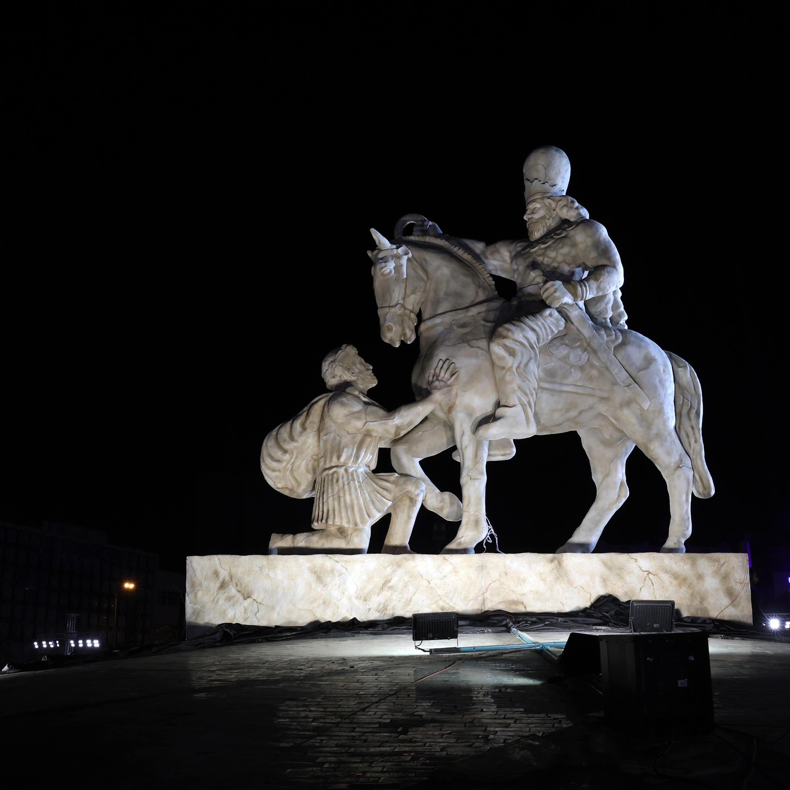 	امپراتور رومی در برابر شاه ایرانی زانو زده است: